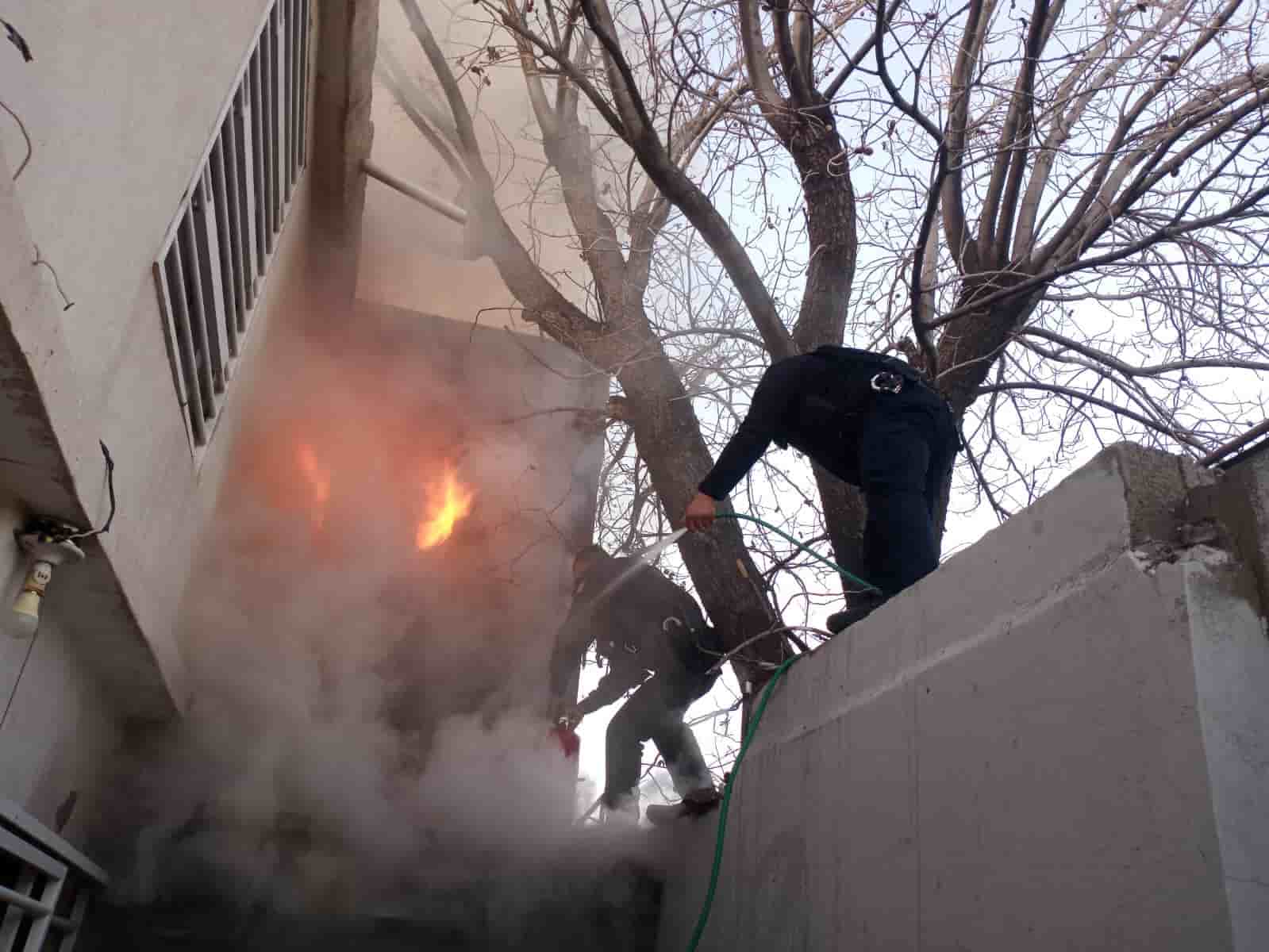 Apoyan Policías Municipales de Ciudad Juárez a sofocar incendio en una vivienda