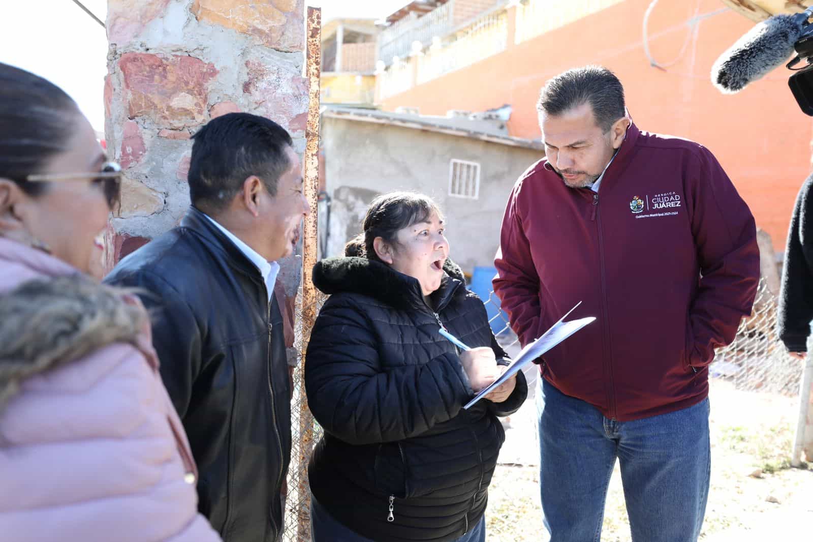 Entrega Presidente Cruz Pérez Cuéllar títulos de propiedad a domicilio