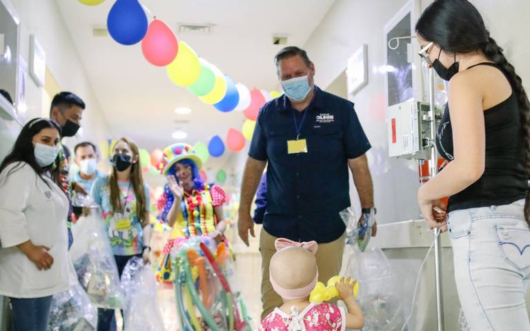 VISITA DIPUTADO OLSON A LOS NIÑOS DEL HOSPITAL INFANTIL; LES LLEVA REGALOS