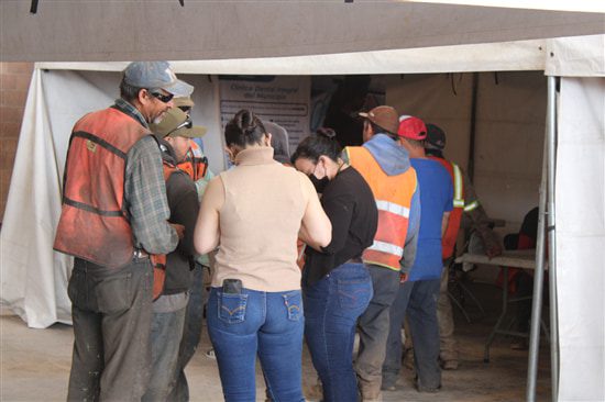 Llevan jornada de salud a pepenadores del relleno sanitario en Chihuahua Capital