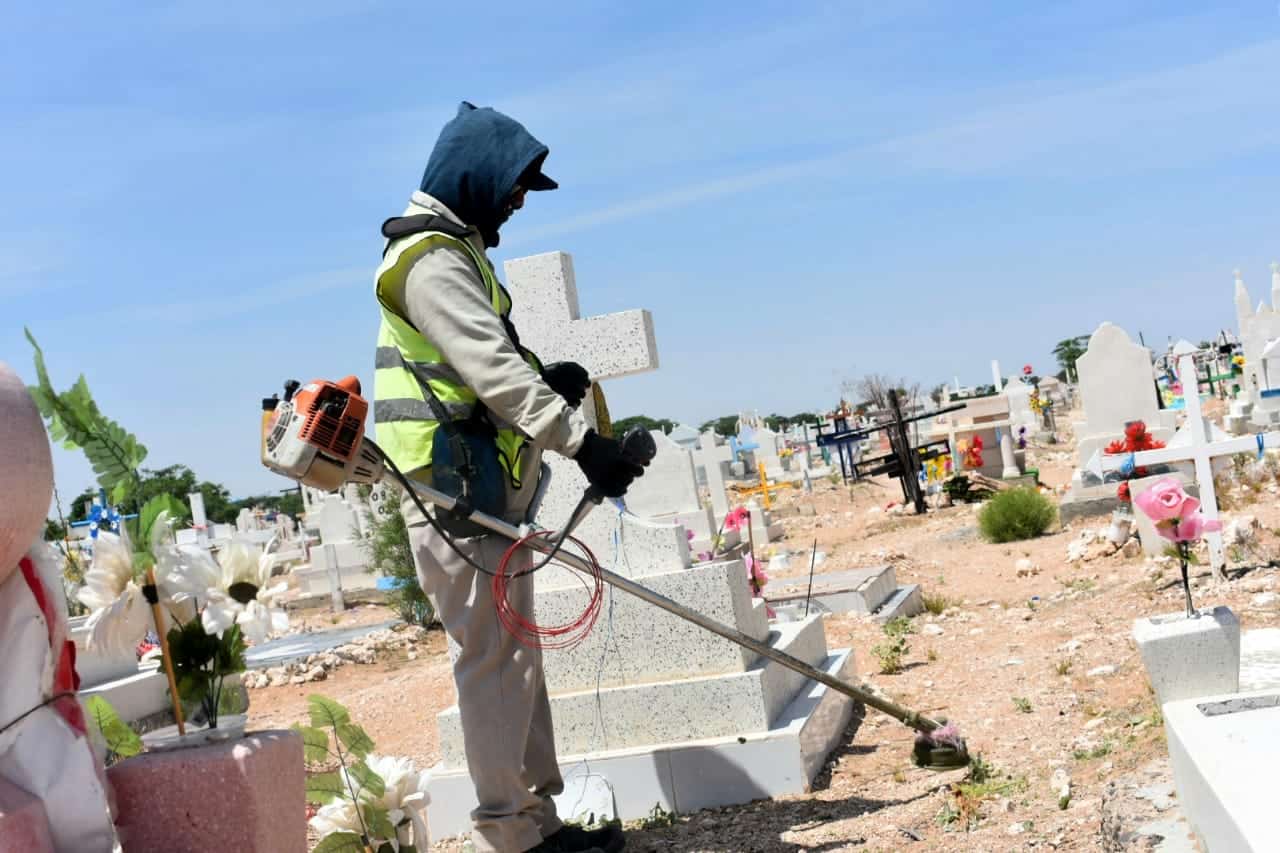 Limpian los panteones de Ciudad Juárez en espera de visitas por el Día de las Madres