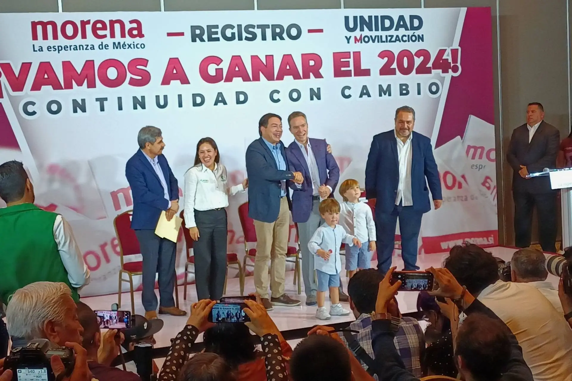 Manuel Velasco se registra para obtener candidatura presidencial de Morena y aliados