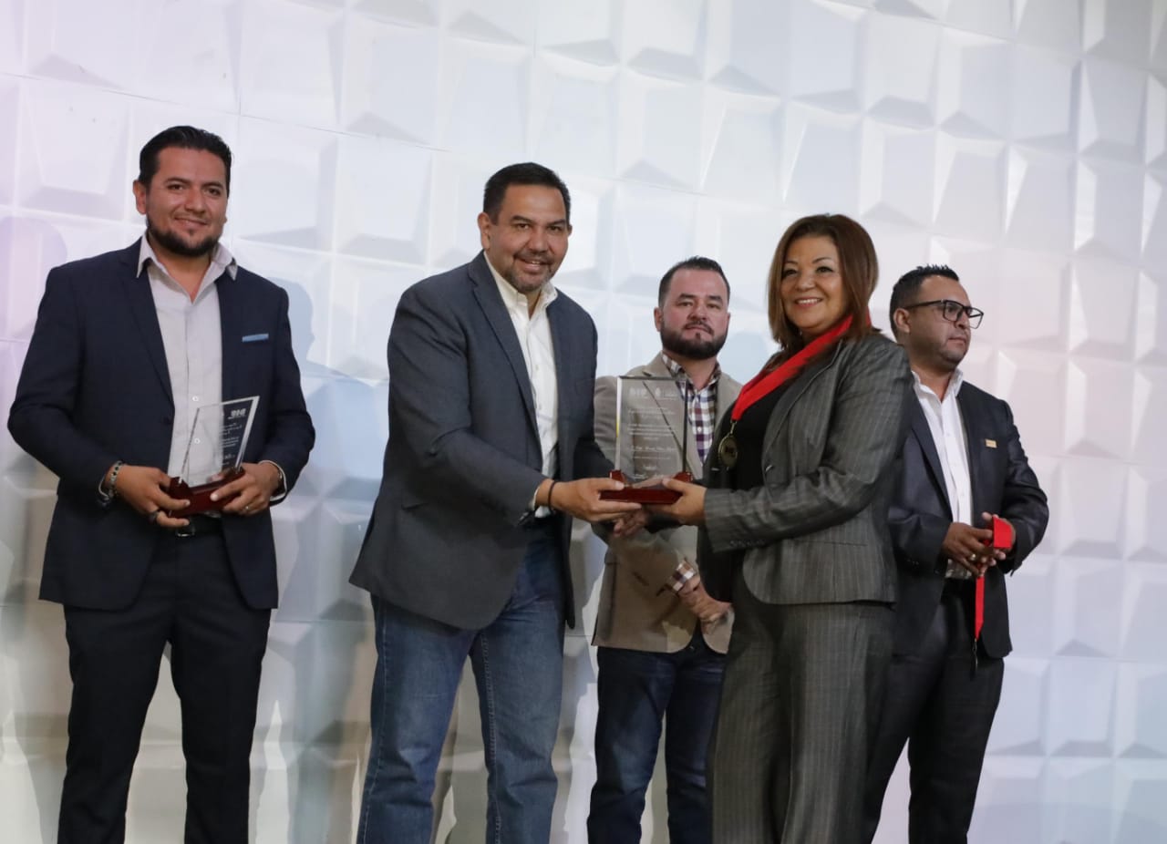 Entregan medallas al mérito directivo de escuelas de nivel básico