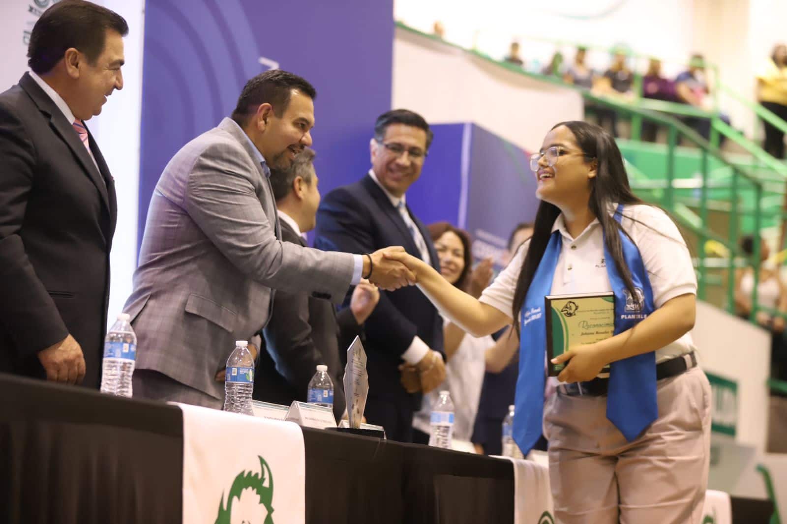 Nunca dejen de ser agradecidos y confíen en ustedes mismos: Cruz Pérez Cuellar durante ceremonia de graduación