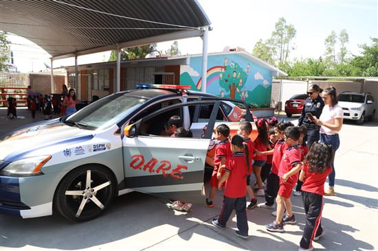 Gradúan a niñas y niños de kínder de Paseos de Chihuahua del programa DARE