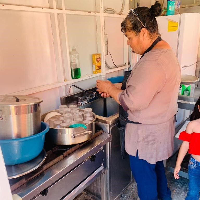 Ofrecen desayuno caliente a niñas y niños de 21 municipios en módulos móviles ubicados en las escuelas