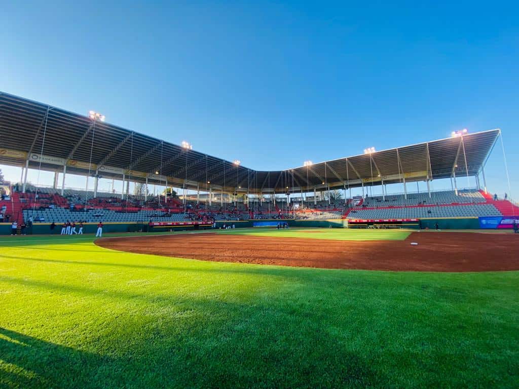 El primer estadio de beisbol con pasto sintético en Chihuahua está en Parral