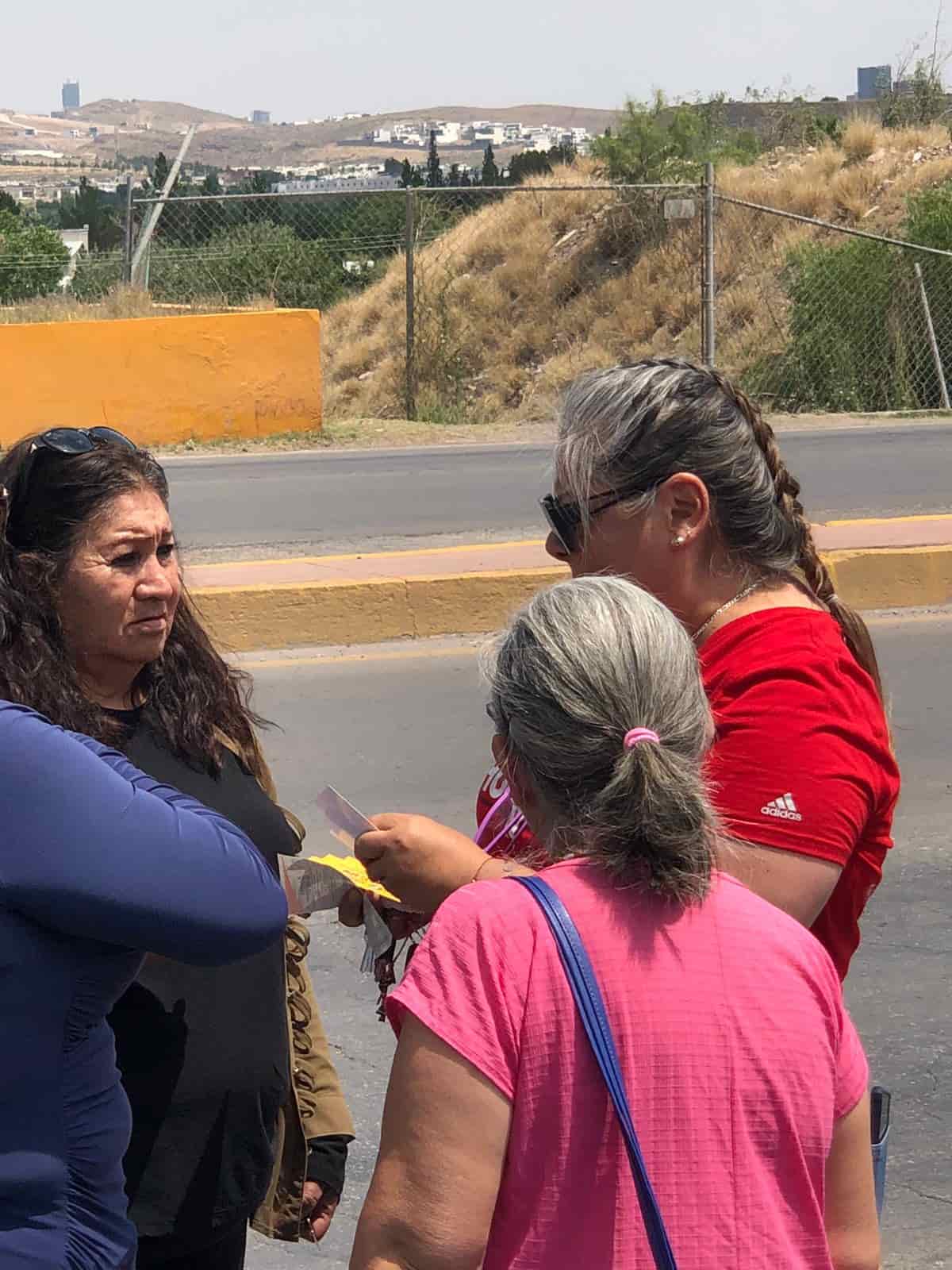 Reparten vales de gasolina en manifestación “ciudadana” en defensa del Relleno Sanitario de Mápula