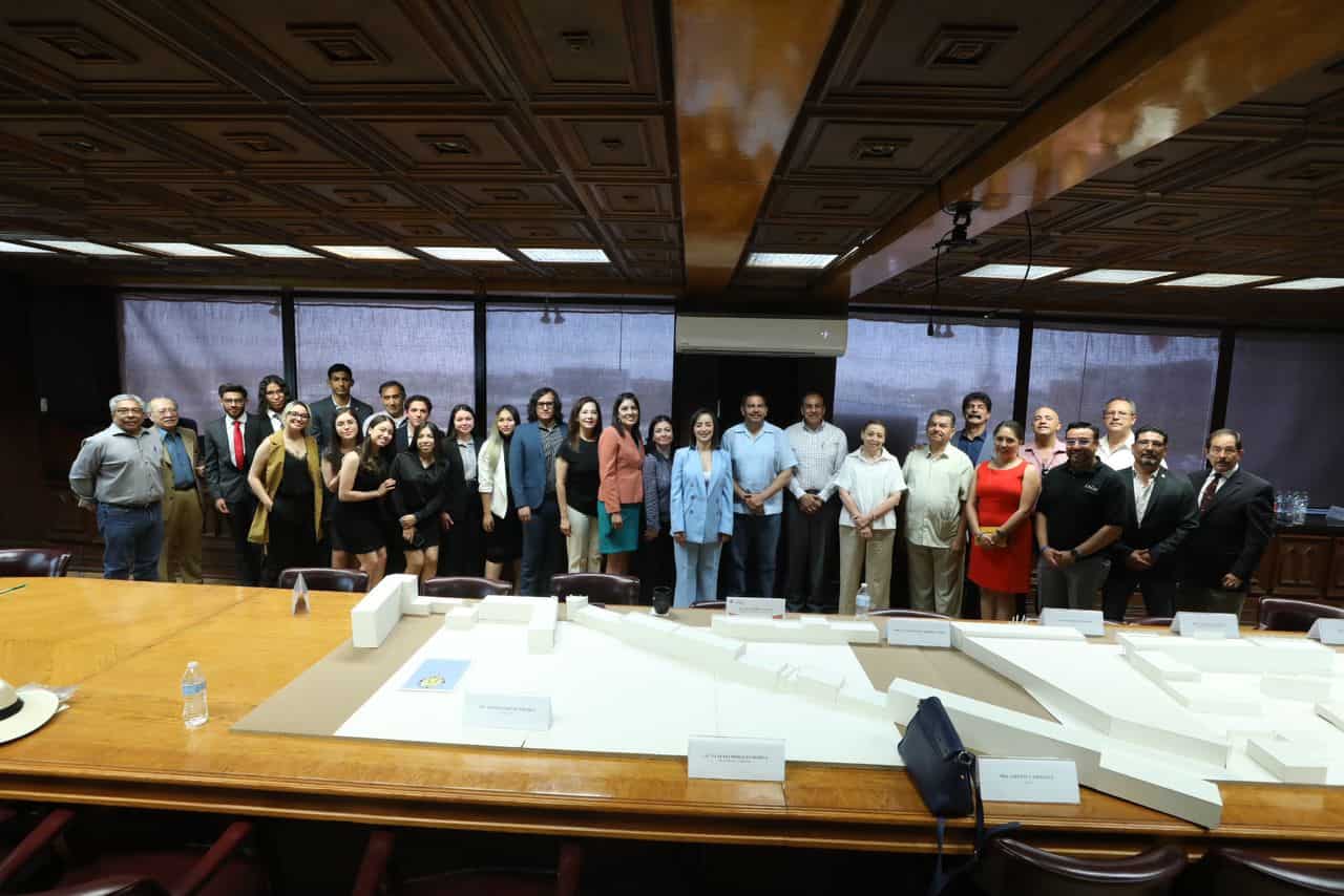 Presentan estudiantes de la UACJ ante Cruz Pérez Cuellar proyecto de remodelación y embellecimiento de fachadas en el Centro Histórico