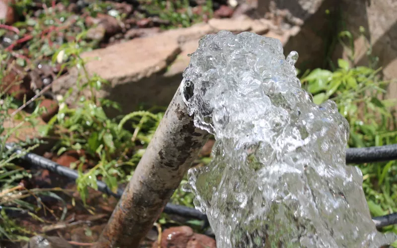 Clausura JMAS toma clandestina; extraían 259 mil litros de agua diarios en la salida a Cuauhtémoc