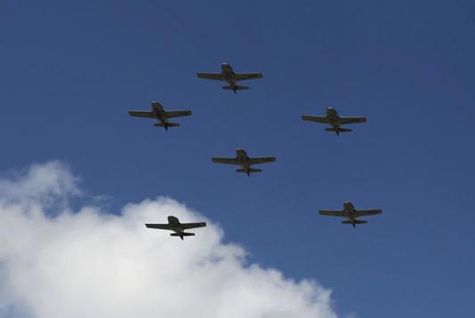 Accidente durante entrenamiento de aviones militares en Colombia deja un muerto