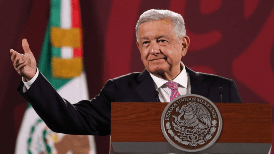 AMLO revela contratos de Xochitl Gálvez mientras protesta contra restricciones del INE