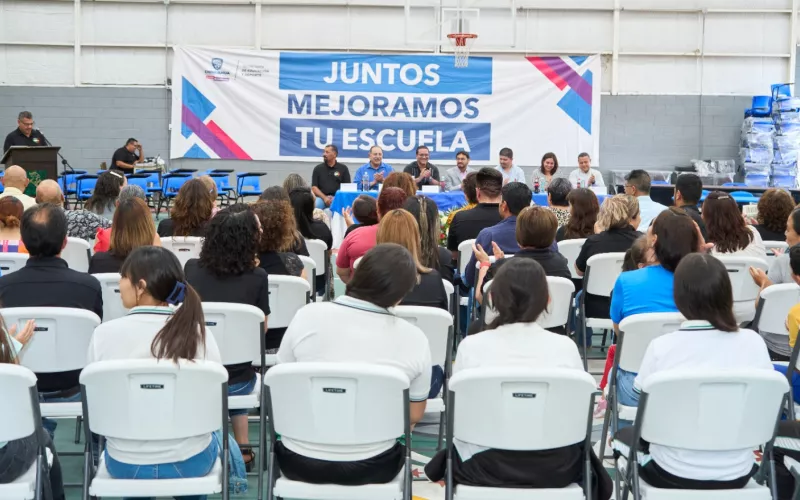 Entregan materiales y mobiliario a 16 planteles escolares de Cuauhtémoc