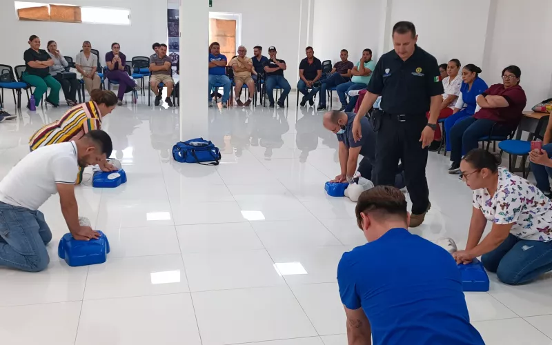 Capacitan a personal de hospitales y centros de salud en atención de emergencias