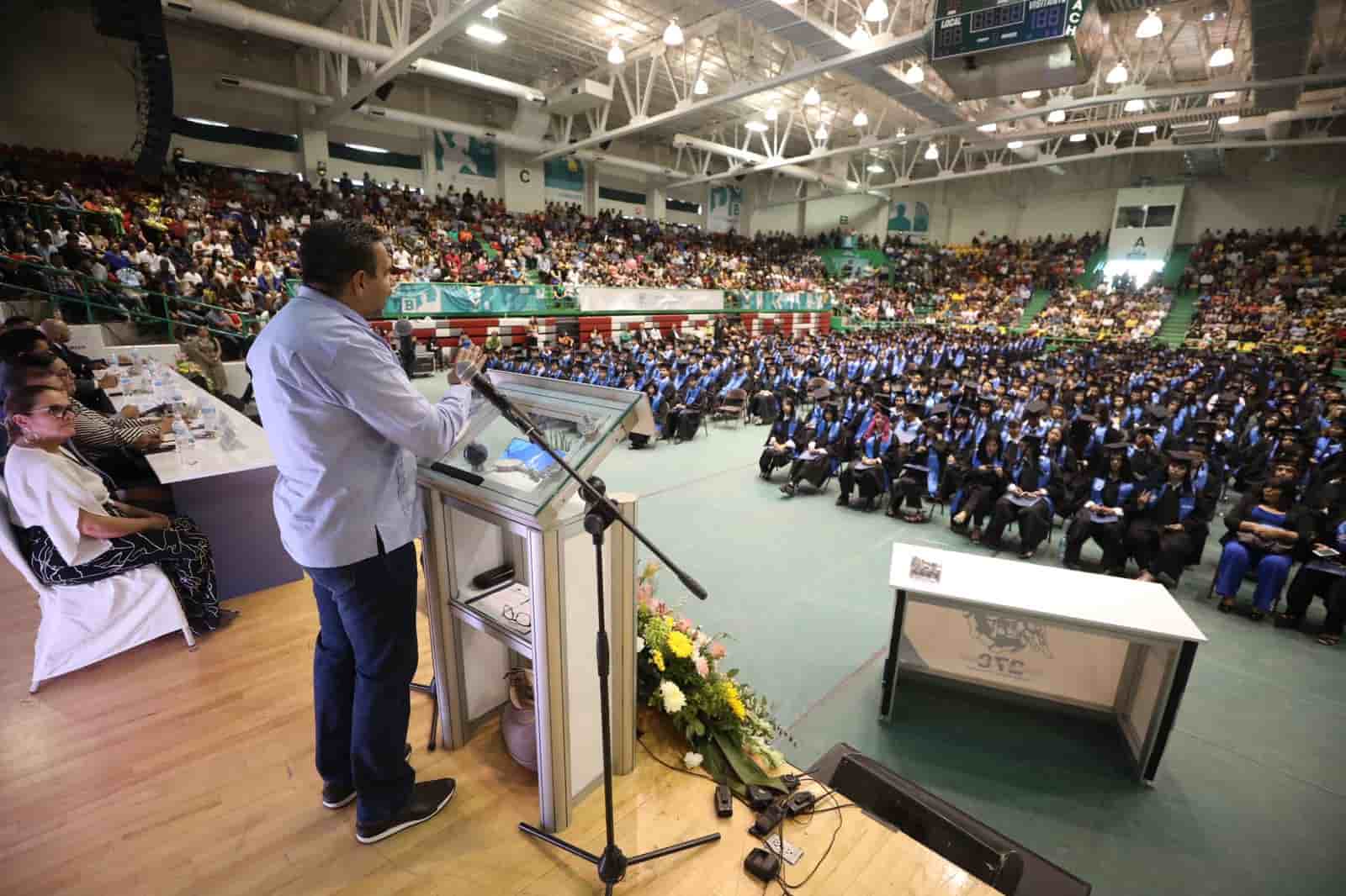 Acompaña Presidente Cruz Pérez Cuéllar a graduandos del CBTIS 270