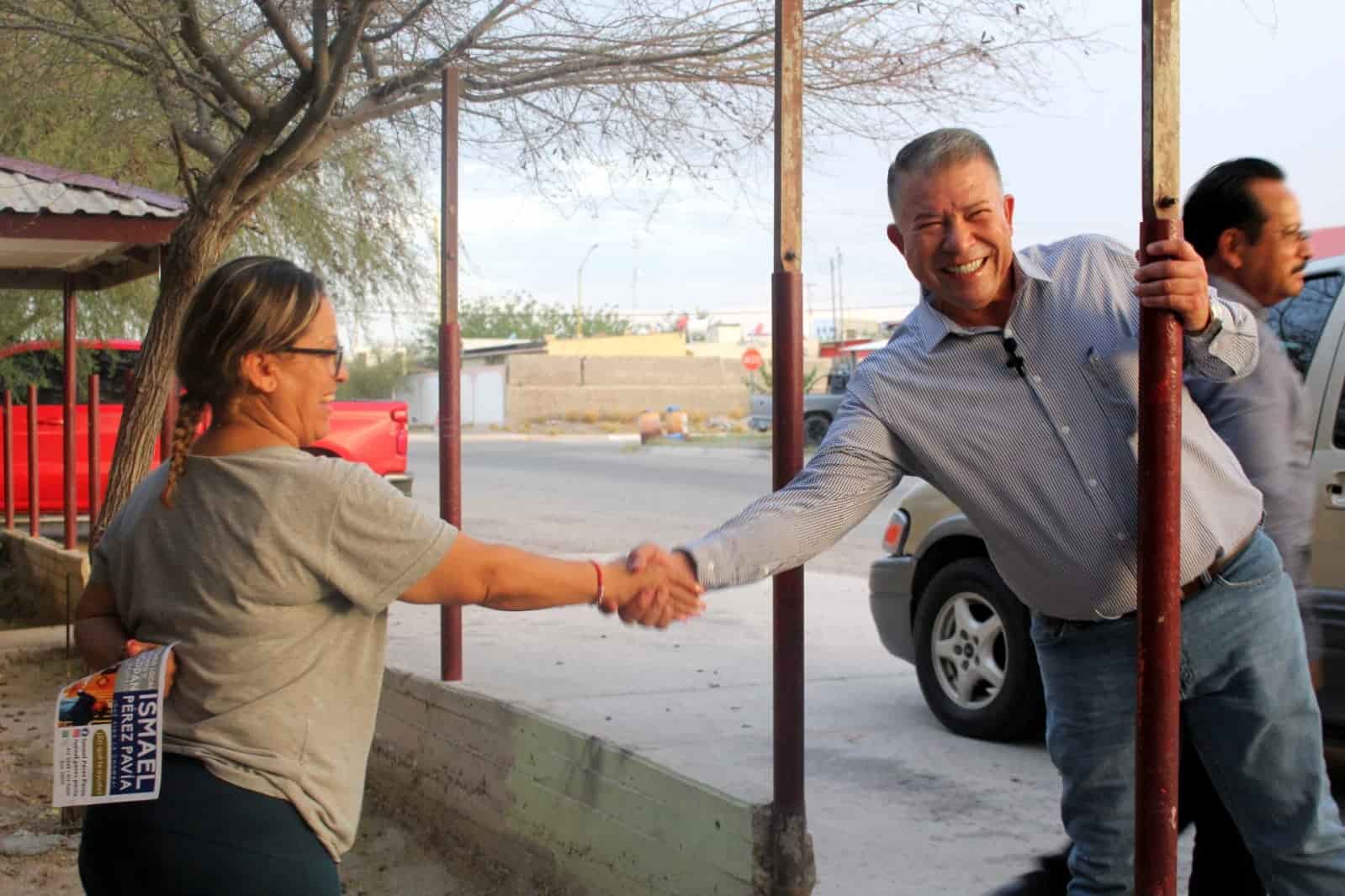 Visita diputado Ismael Pérez Pavía a vecinos Ojinaga