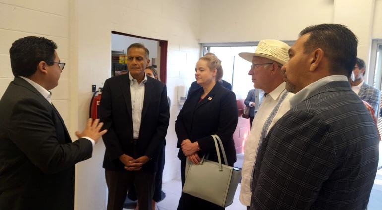 Ken Salasar, embajador de Estados Unidos visita albergue migrante en Ciudad Juárez