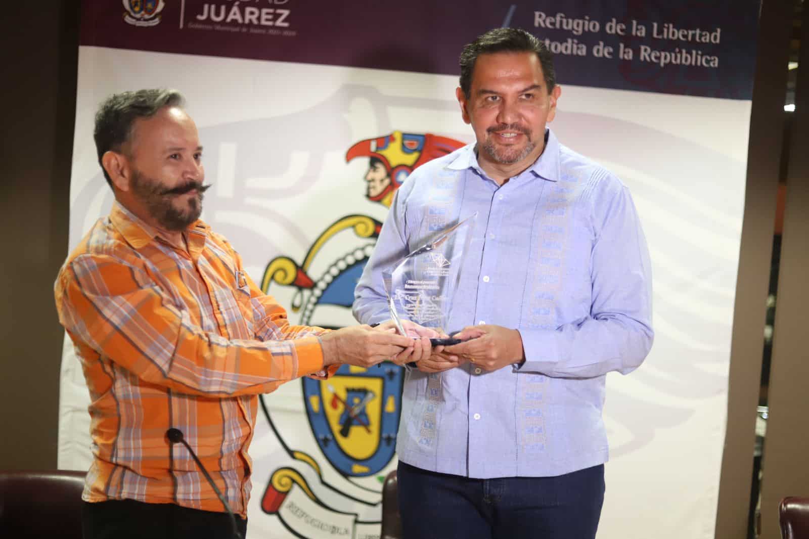 Entrega Red de Museos reconocimiento al Presidente Cruz Pérez Cuéllar