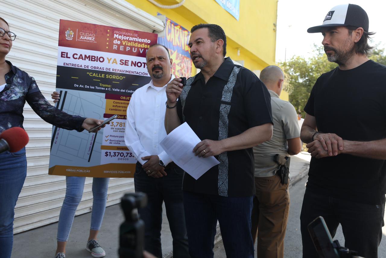 Entrega Cruz Pérez Cuellar obras de repavimentación en la calle Sorgo