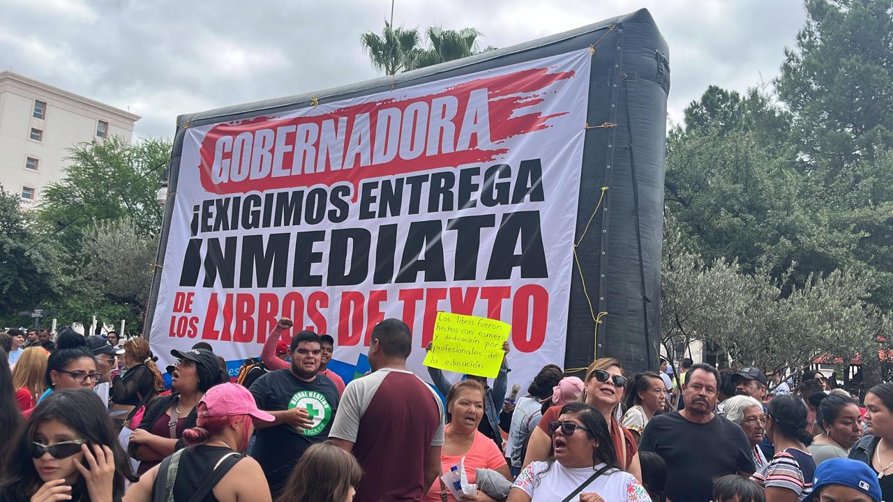 NUMEROSA MARCHA EN DEFENSA DE LOS LIBROS. . . APRUEBA CABILDO DE JUÁREZ EXHORTAR AL GOBIERNO DEL ESTADO QUE ENTREGUE LOS LIBROS DE TEXTO. . . NUEVA ORDEN DE TACOS CONTRA DUARTE. . .