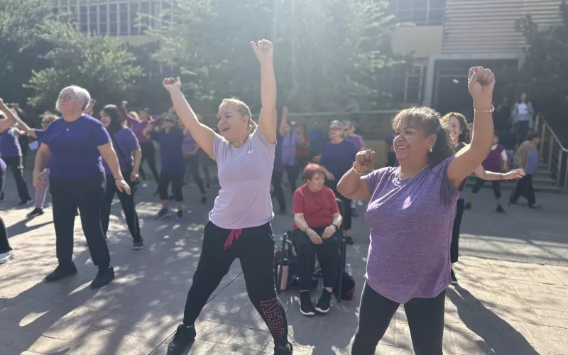 Bailan personas adultas mayores en macro clase organizada por Pensiones Civiles