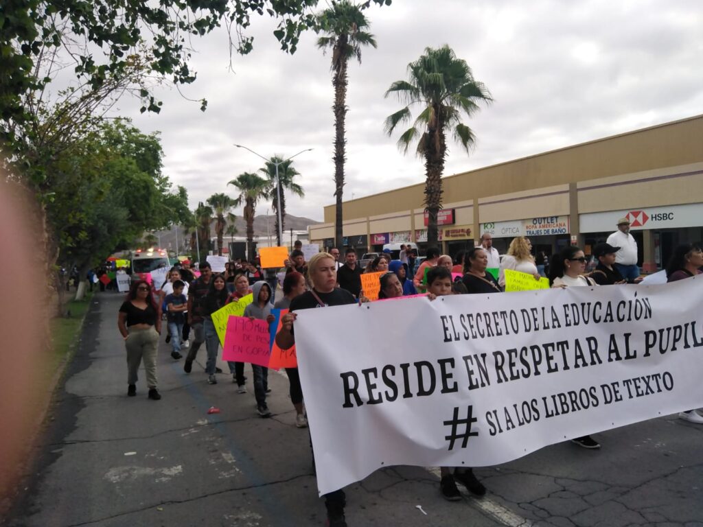 Marchan miles de maestros, maestras, madres y padres de familia en pro ...