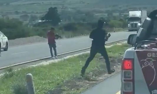 Hombres armados roban camión de paquetería en la carretera federal 57 de San Luis Potosí