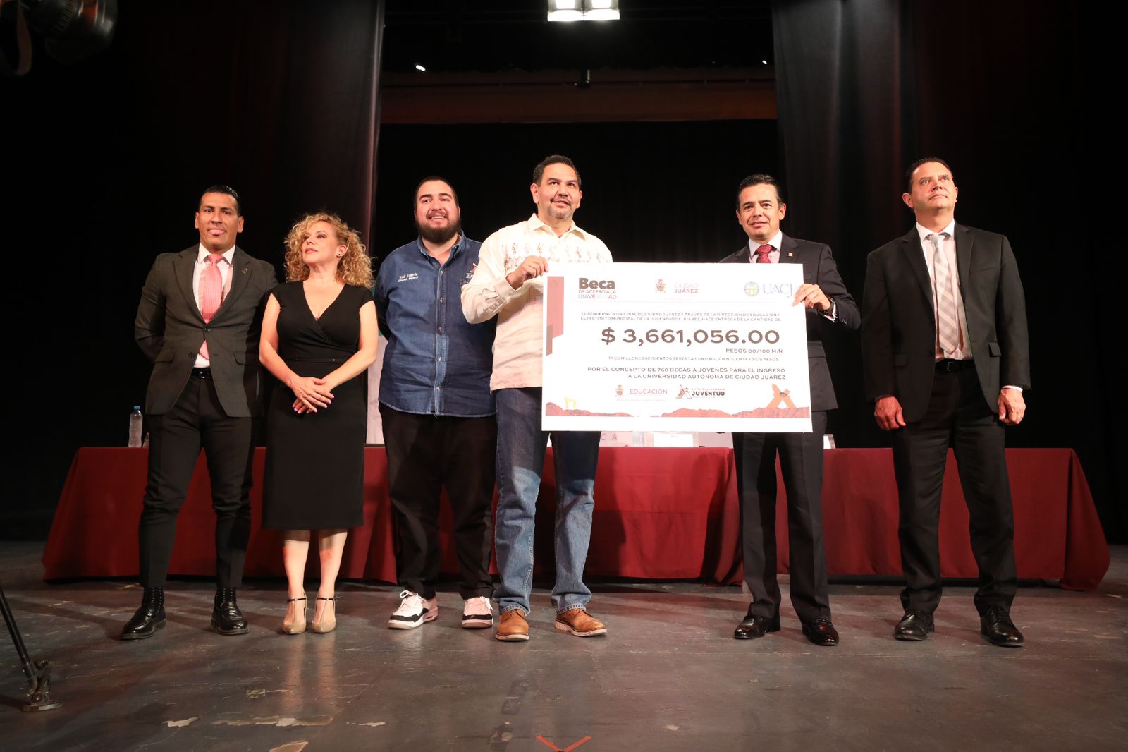 Entrega Cruz Pérez Cuellar becas a estudiantes de nuevo ingreso a la UACJ