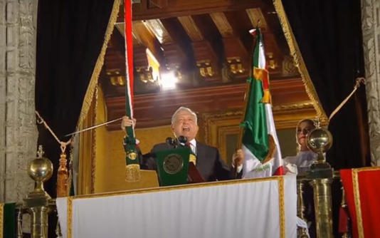 AMLO da el Grito de Independencia; ‘muera la corrupción, la avaricia y el racismo’