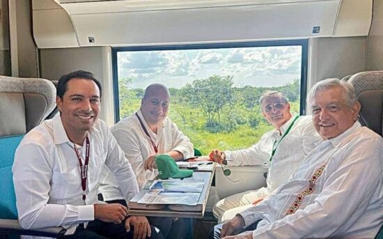 Políticos y empresarios acompañan al mandatario en prueba del Tren Maya