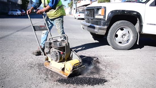 Se trabaja de manera permanente con bacheo en calles y avenidas de la Capital