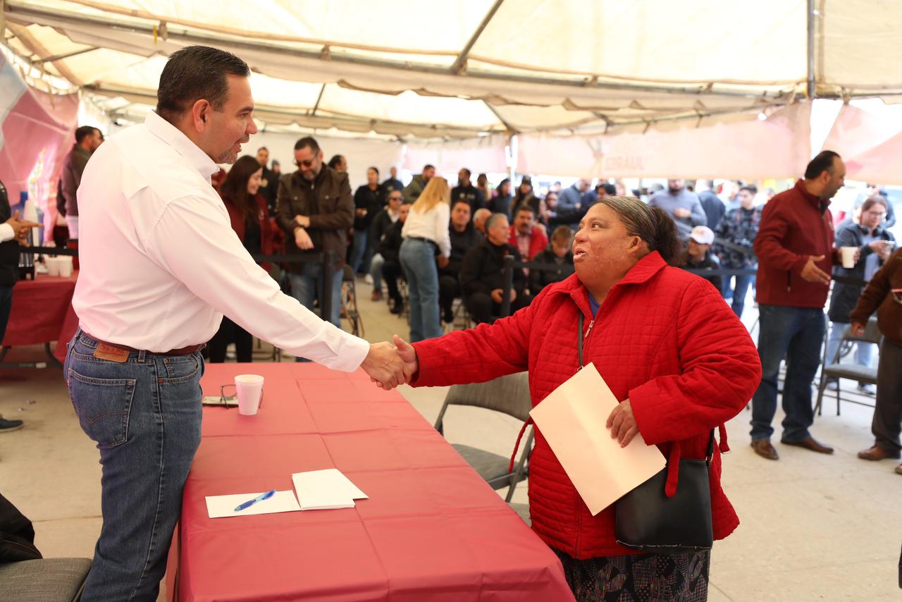 Atiende Cruz Pérez Cuellar personalmente a ciudadanos durante Cruzada Por Juárez