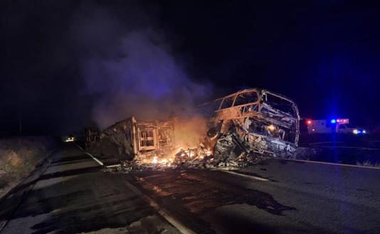 Reportan muerte de 22 personas en choque de autobús contra un tráiler en la Maxipista Mazatlán-Culiacán