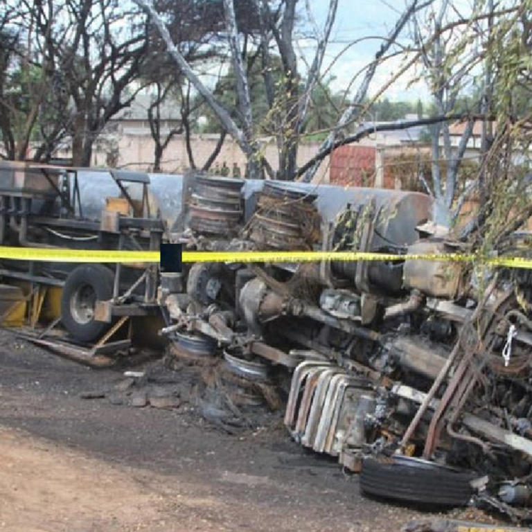 Camión choca a tres autos, deja 25 muertos y 21 heridos en accidente