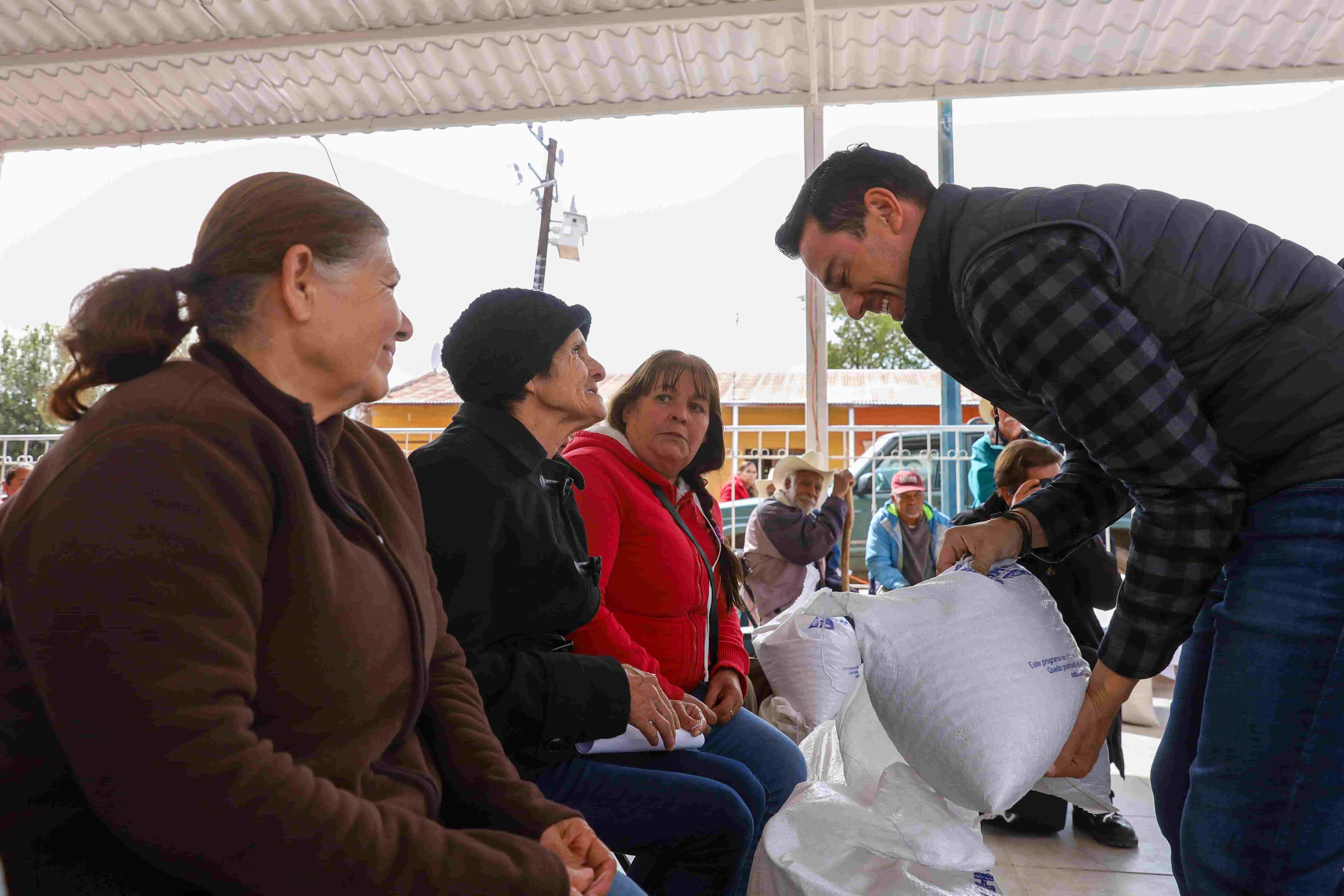 Reciben 400 familias en Moris 32 toneladas de alimento y cobijas