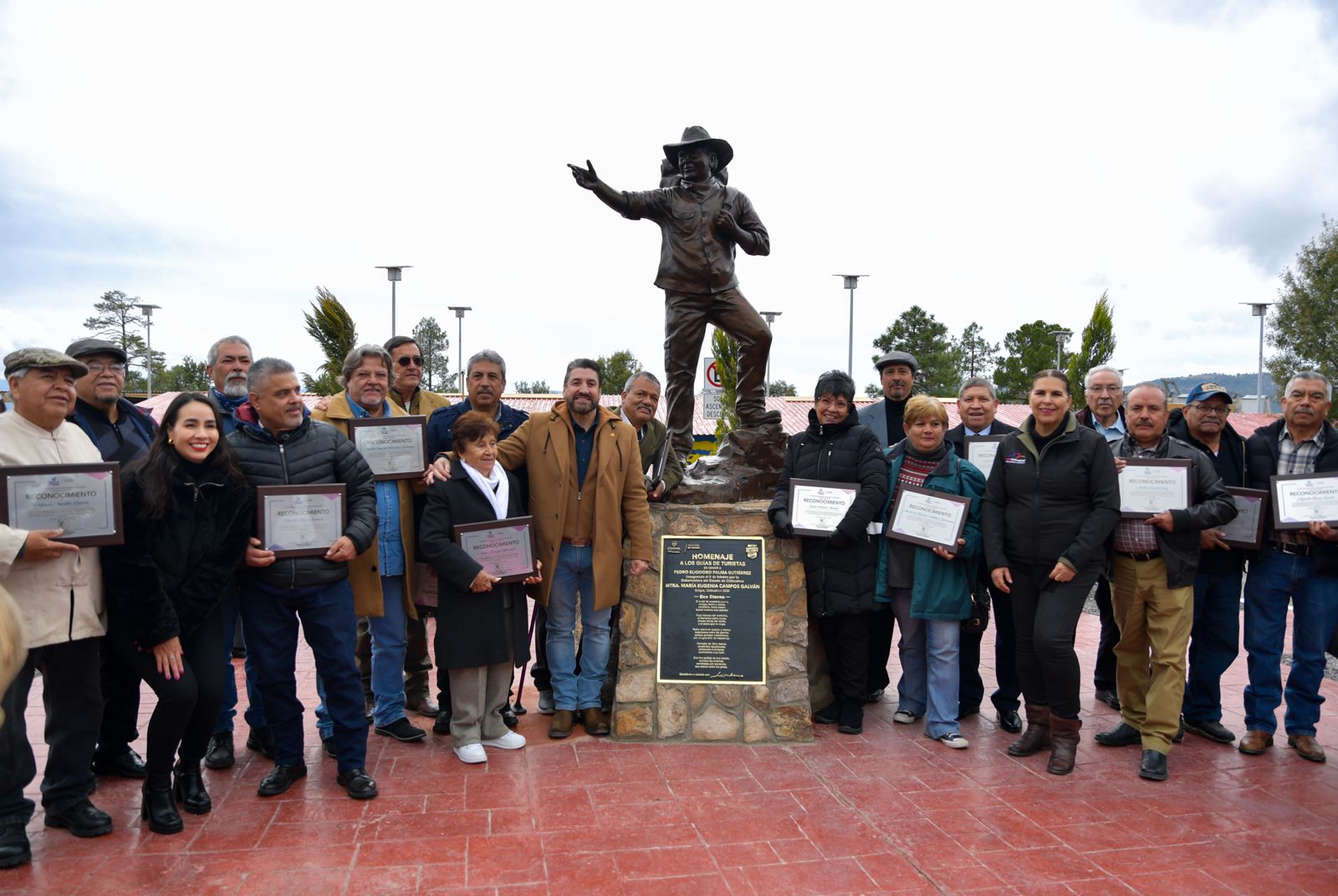 Develan escultura “Homenaje a los Guías de Turistas” en el Parque de Aventura Barrancas del Cobre