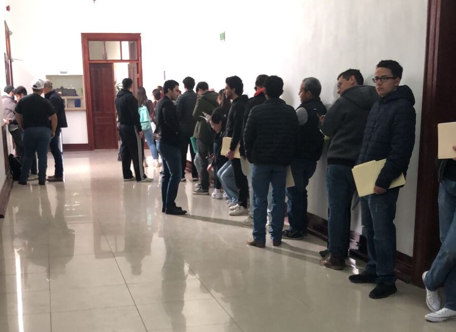 Rector lanza miradas fulminantes a amparados; recogen alumnos su carta de exención de pago