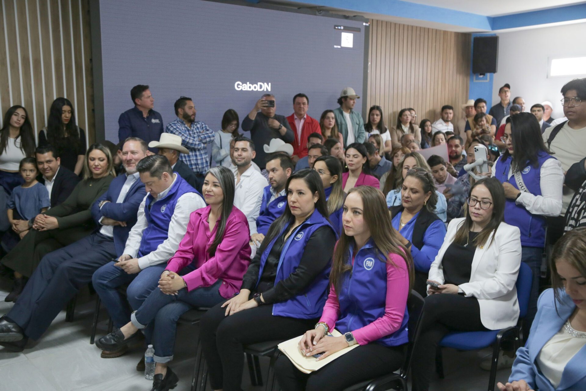 REGISTROS AZULES PARA EL CONGRESO LOCAL . . . DUARTE LLEVA 44 MESES EN LA CÁRCEL . . . EXITOSA REUNIÓN DE SHEINBAUM CON EMPRESARIOS. . .