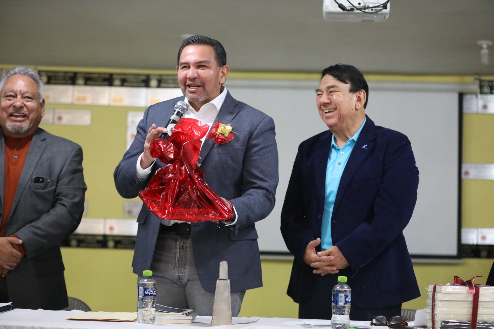 Reconoce alcalde a la Sociedad de Escritores de Ciudad Juárez A.C.