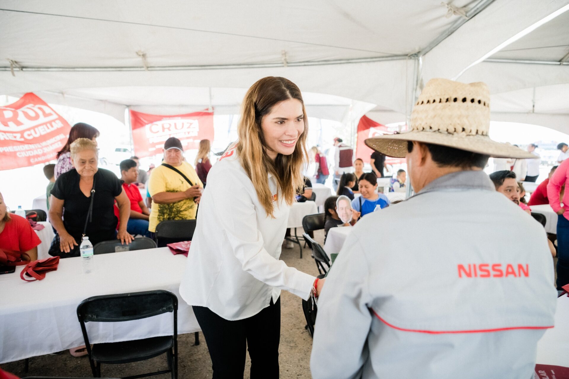 Visita Rubí Enríquez a vecinos del suroriente