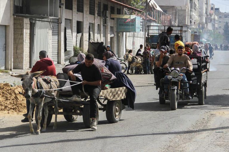 Las fuerzas israelíes avanzan en Gaza desde el norte y el sur