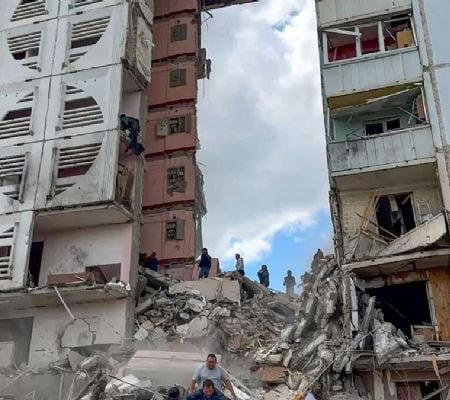 Rusia culpa a Ucrania de derrumbar un edificio de apartamentos en Belgorod