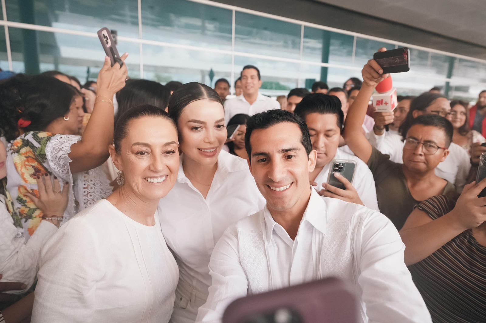 CON FLORES, ABRAZOS Y GRAN ALEGRÍA RECIBEN A CLAUDIA SHEINBAUM EN MÉRIDA, YUCATÁN