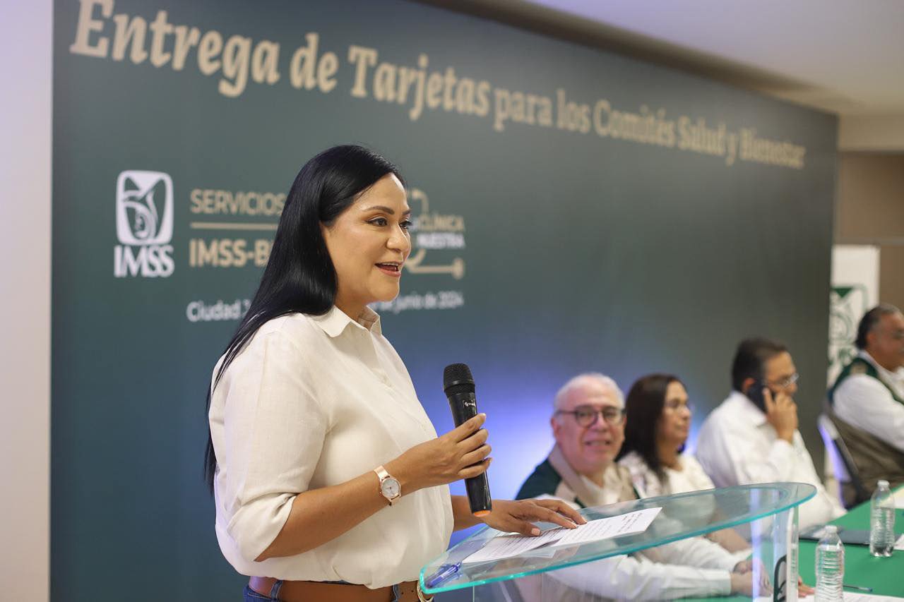 ENTREGA ARIADNA MONTIEL TARJETAS DE “LA CLÍNICA ES NUESTRA”. . . RECLAMA CUAUHTEMOC PRESUPUESTO ESTATAL PARA CARRETERAS. . . OJINAGA ES PARA EL PAN. . .