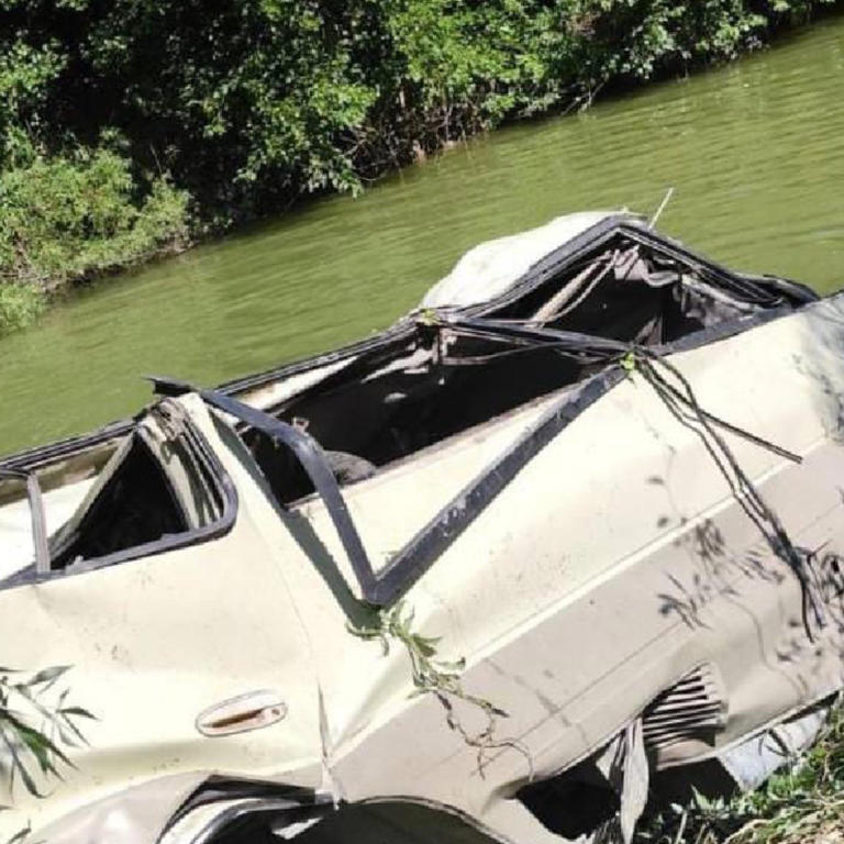 Autobús escolar con 60 niños sufre accidente