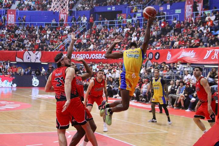 Cardíaco triunfo de Santos del Potosí 89-88 ante Diablos Rojos, en la CDMX