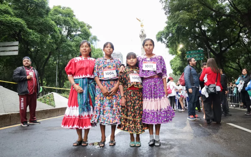 Orgullo Rarámuri en CDMX: Destacan jóvenes en la Segunda Gran Carrera “Vamos juntas y juntos hacia la meta”