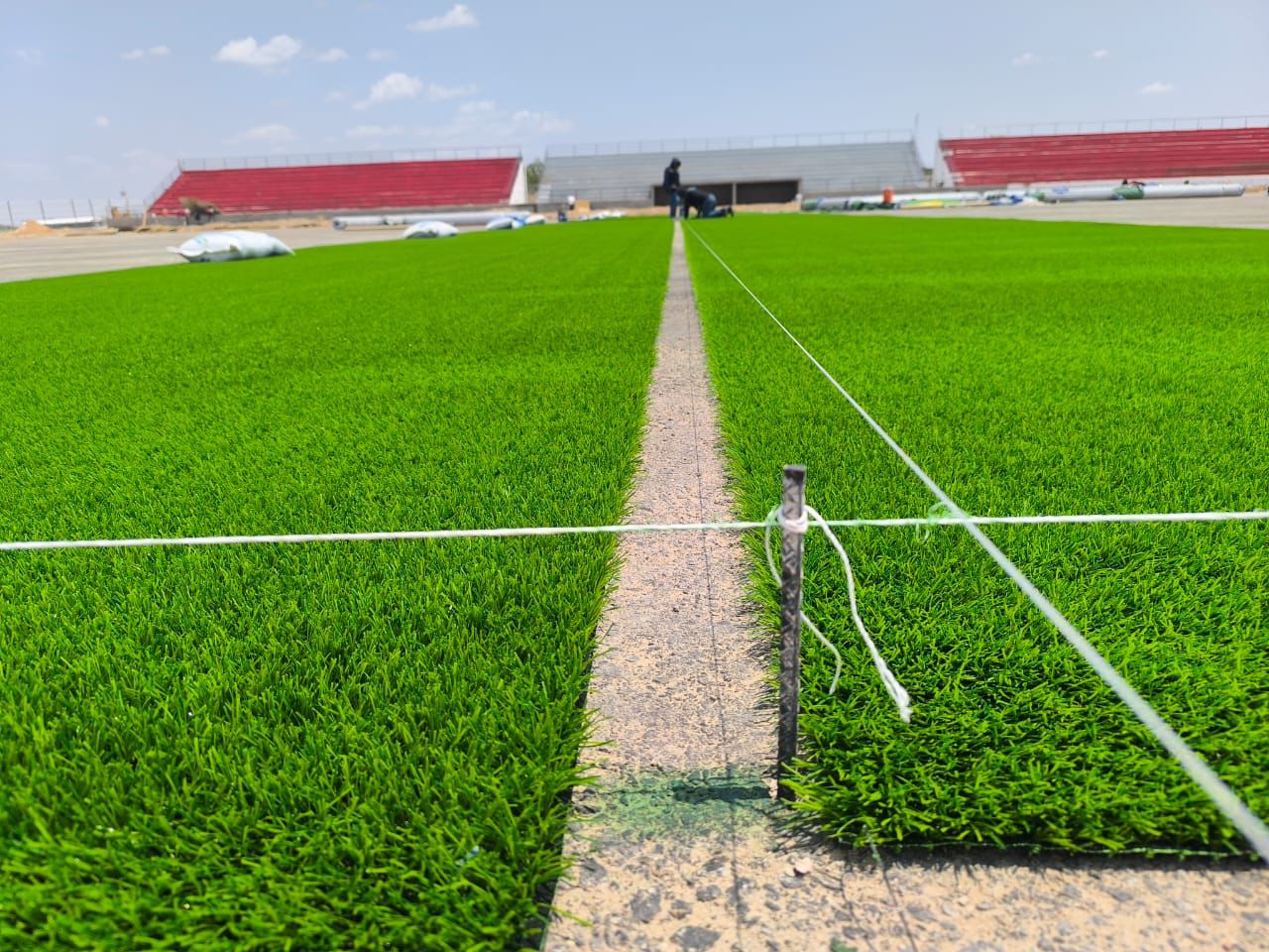 Comienza colocación de pasto sintético en el Estadio 8 de Diciembre