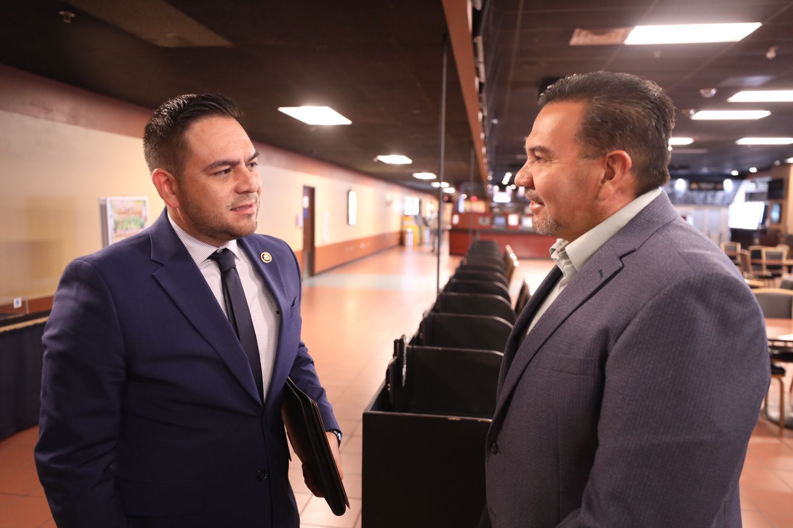 SE REÚNE CRUZ PÉREZ CUÉLLAR CON CONGRESISTA GABRIEL VASQUEZ EN SUNLAND PARK. . . ARRANCA EN CHIHUAHUA LA ENTREGA DE LIBROS. . . IMPUGNA PRI REPARTICIÓN DE PLURINOMINALES. . .