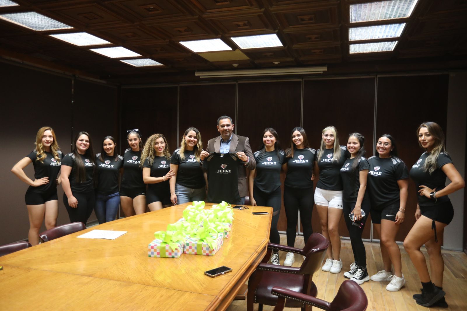 Recibe Cruz Pérez Cuellar a Jefas, equipo Flag de Football Ciudad Juárez